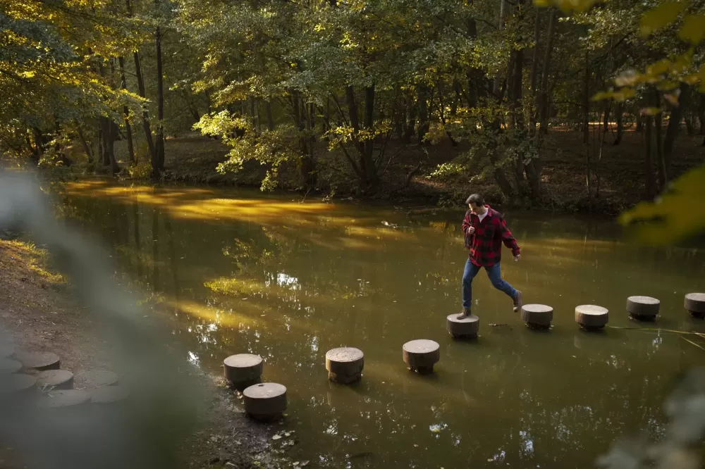 دانلود عکس مردی در حال طبیعت گردی