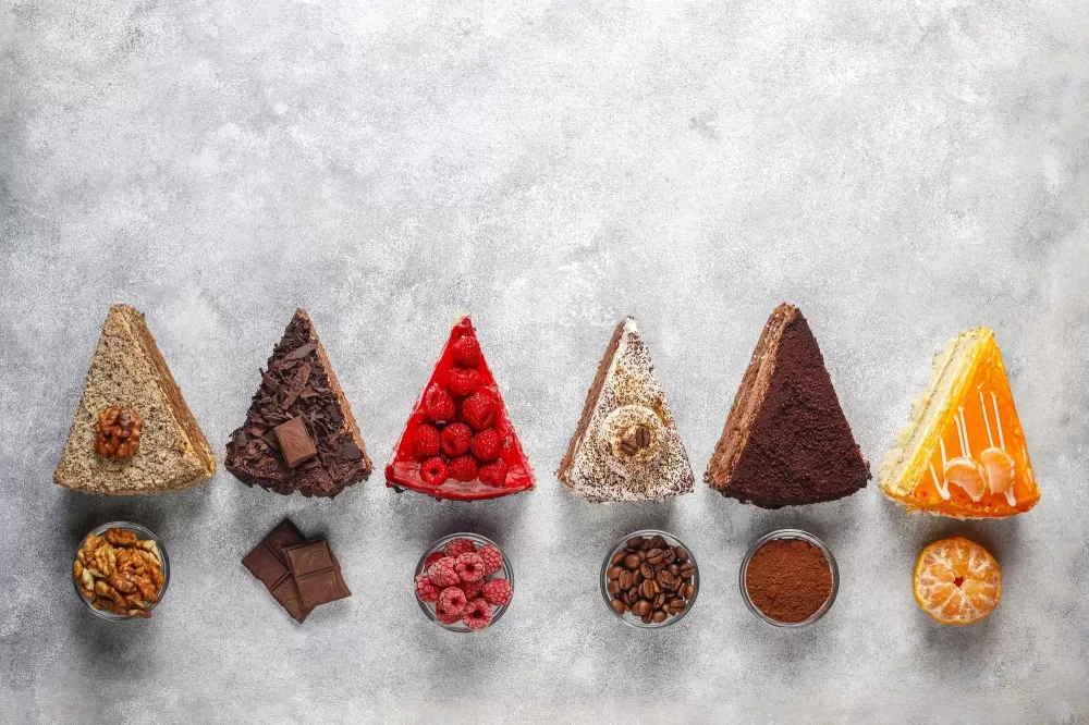 دانلود عکس چند تکه کیک میوه‌ای روی یک میز